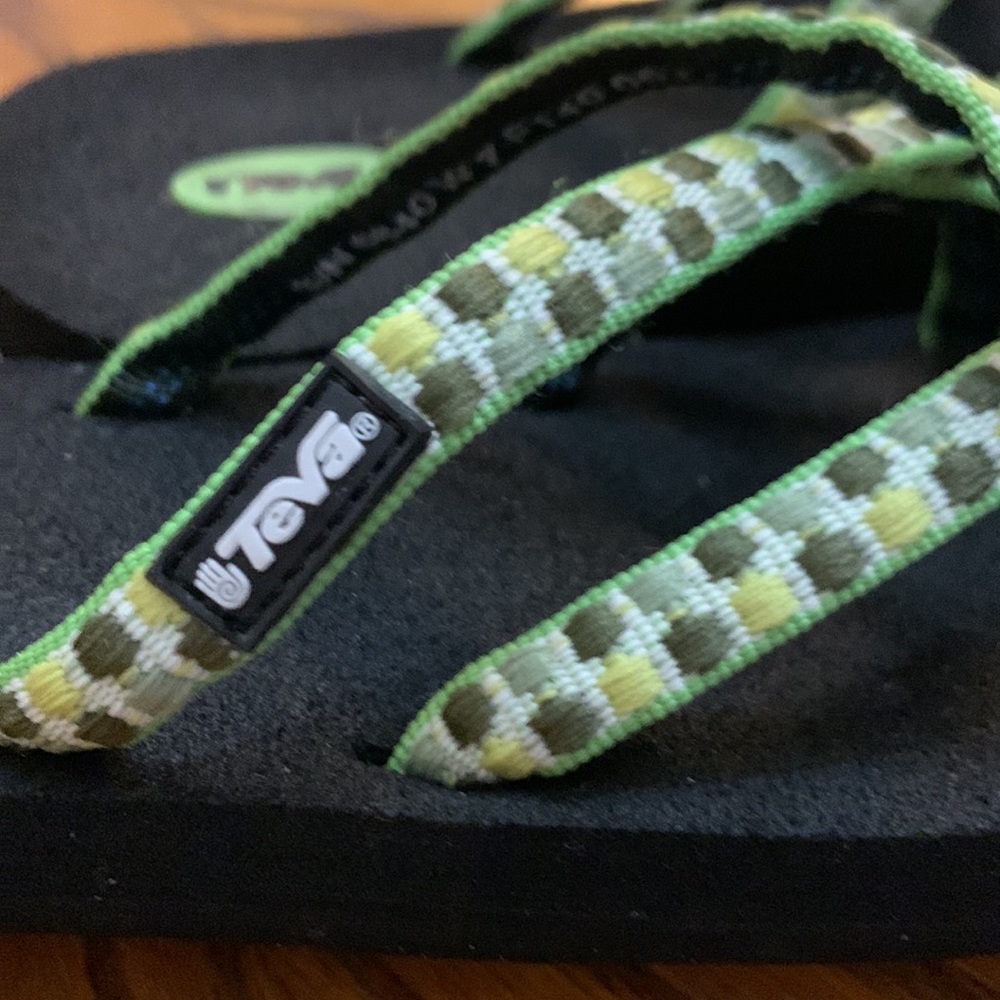 Teva Olowahu Strappy Flip Flops Green Yellow White Pattern Size 7 - Picture 3 of 12